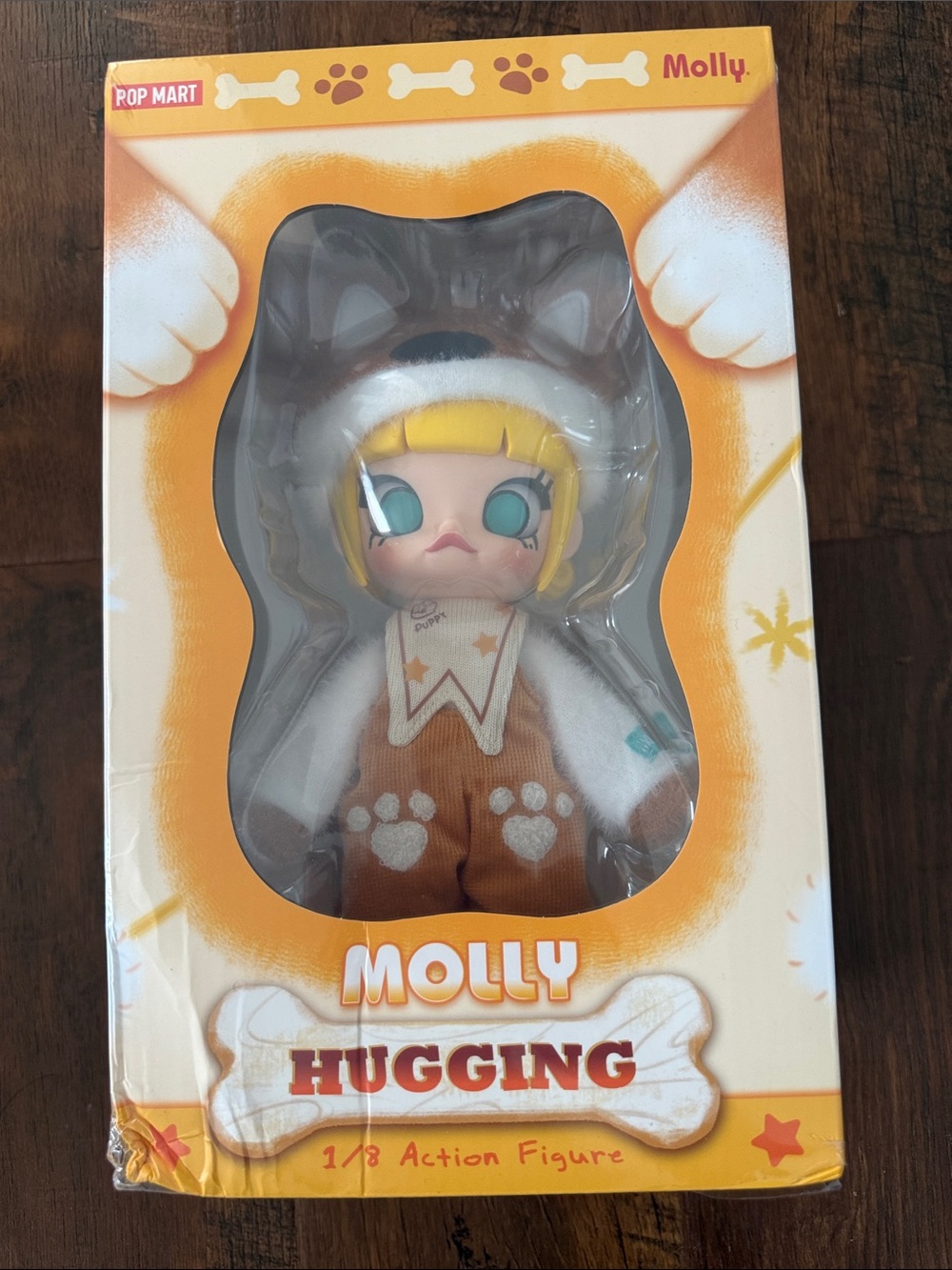 POP MART Molly Hugging 1/8 figure